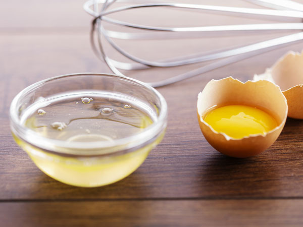 Lòng trắng trứng. Lòng trắng trứng chứa protein giúp tăng cường sự phát triển của lông mày. Massage lông mày với lòng trắng trứng mỗi ngày 1 lần, mỗi làn 10 phút sau đó rửa lại với nước ấm.