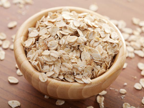 Yến mạch. Dùng yến mạch làm nguyên liệu tẩy da chết để loại bỏ các tế bào sừng gây cản trở lông mày mọc. Đồng thời, nó cũng giúp lưu thông máu, kích thích lông mày mọc rậm.