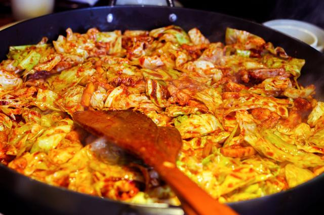 Bạn cũng có thể tự làm món ăn này ở nhà bởi cách làm cũng khá đơn giản. Phần quan trọng nhất của món gà xào bắp cải kiểu Hàn chính là nước sốt nên khi chế biến bạn hãy nêm nếm gia vị cẩn thận, phù hợp với khẩu vị của gia đình Việt. Ảnh: Lozy