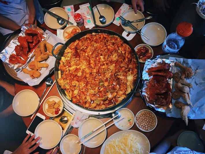 Không thể cưỡng nổi trước món gà xào bắp cải được chế biến trên chiếc chảo to bự. Món gà xào bắp cải có giá khoảng 150k/suất đủ để bạn no căng bụng. Ảnh: Lozy