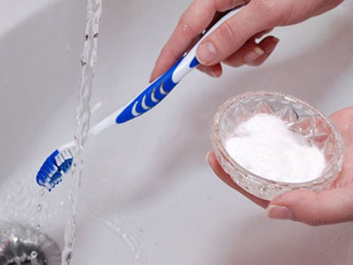 Biện pháp. Trộn 1 thìa baking soda với một ít muối và sử dụng hỗn hợp thay cho kem đánh răng thông thường. Sau khi đánh răng súc miệng sạch sẽ với nước ấm. Thực hiện 1 lần trong mỗi ngày để làm sạch và trắng răng. Không nên sử dụng lượng baking soda quá nhiều vì nó có thể làm ảnh hưởng đến men và nướu răng.