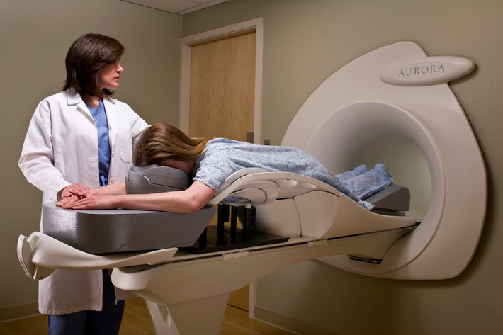 Chụp MRI. Chụp cộng hưởng từ hay còn gọi là chụp MRI (Magnetic Resonnace Imaging) là kỹ thuật hiện đại, áp dụng phổ biến trên thế giới và đã xuất hiện ở Việt Nam vào năm 1996. Nguyên lý của phương pháp dựa vào từ trường khác nhau của các tế bào, từ đó phân biệt các tổn thương tùy theo mức độ cộng hưởng từ trường.