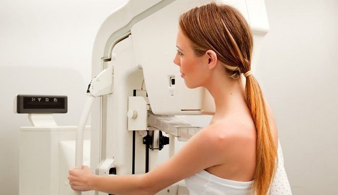 Kiểm tra qua phương pháp nhũ ảnh. Đây là một kỹ thuật X quang đặc biệt dành riêng cho tuyến vú. Về bản chất, chụp nhũ ảnh cũng sử dụng tia X như các kỹ thuật X quang. Phương pháp chẩn đoán ung thư này rất hữu ích cho việc phát hiện ung thư ở giai đoạn sớm, hỗ trợ cho việc điều trị dễ dàng.