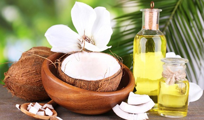 Biện pháp. Đun nóng chảy dầu dừa trên chảo, để nhiệt độ đến độ ấm vừa phải rồi cho vào miệng và súc miệng như bình thường. Nhổ ra khỏi miệng và súc lại với nước ấm. Sử dụng kem đánh răng để đánh răng như thường lệ. Lặp lại cách này mỗi ngày 2 lần để loại bỏ sạch sẽ các vi khuẩn và từng bước loại bỏ các mảng bám trên thân răng.