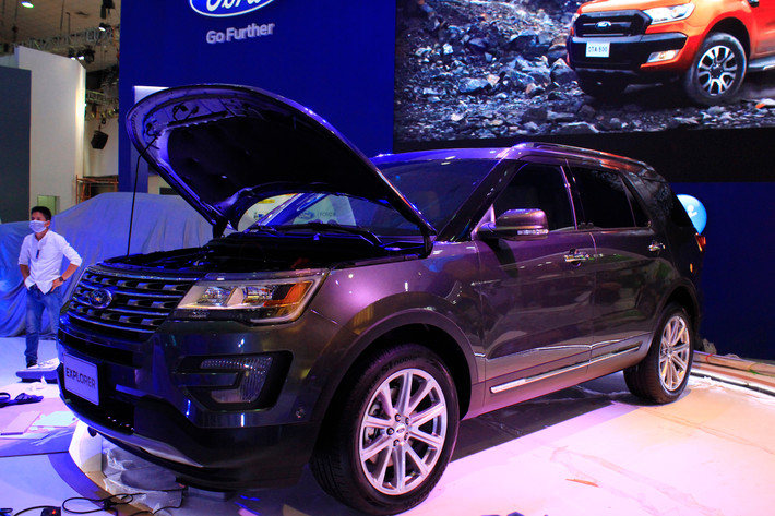 Gian hàng của Ford tại triển lãm ôtô Việt Nam (VMS 2016) nổi bật với "át chủ bài" Ford Explorer Limited 2016 chính hãng đầu tiên tại thị trường Việt Nam. Tại dải đất hình chữ S, Ford Explorer Limited 2016 sẽ là đối thủ cạnh tranh trực tiếp với Toyota Land Cruiser Prado.