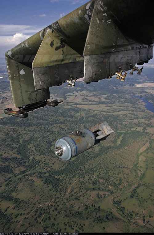 Trong ảnh là một chiếc trực thăng tấn công Mi-24 triển khai bom thông dụng FAB-100 mà nó mang theo.