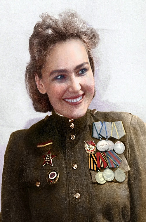 Nữ anh hùng Liên Xô Sofia Avericheva (1914 - 2015), trước chiến tranh cô là diễn viên sân khấu nhưng tình nguyện tham gia chiến đấu tại một sư đoàn bộ binh và bị thương vào năm 1943. Sau năm 1945 cô quay lại sự nghiệp làm diễn viên của mình.