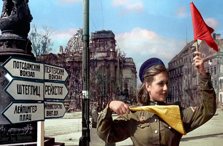 Nữ giao liên Katerina Spivak thuộc Hồng quân Liên Xô điều khiển giao thông trên một tuyến đường Berlin gần tòa nhà quốc hội Đức sau khi chiến tranh kết thúc.