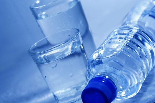 Nước. 75% cơ thể của chúng ta là nước, nước tinh khiết chính là người bạn tốt nhất của làn da. Hãy đảm bảo việc bạn uống đủ 8 ly nước một ngày nhé. Nhất là chị em văn phòng phải ngồi máy tính cả ngày thì việc uống nước lại cực kỳ quan trọng . Nó giúp cân bằng độ ẩm của da, và da sẽ không bị khô.