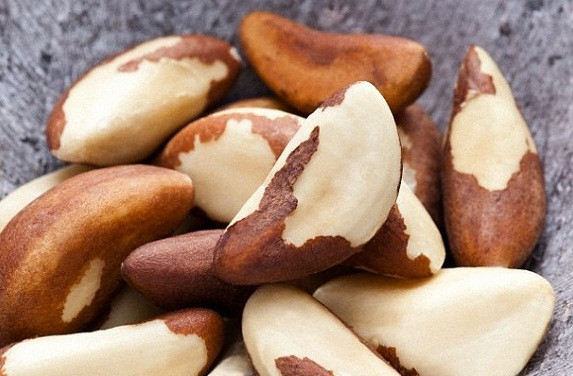 Quả hạch Brazil. Các nhà khoa học đã công nhận quả hạch Brazil vô cùng hữu ích cho sự tái tạo và đàn hồi của da. Không chỉ vậy, nó còn giúp giảm tổn thương tế bào da. Quả hạch Brazil thường được bán ở các siêu thị lớn.