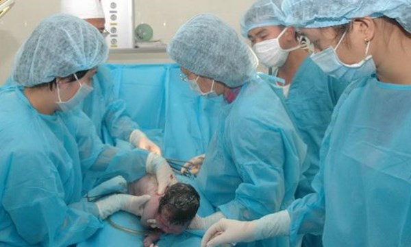 “Em bé vẫn khỏe mạnh và phát triển bình thường”, tiến sĩ Bela Fulesdi của bệnh viện cho biết. Tuy nhiên, phía bệnh viện không tiết lộ về giới tính cũng như ngày sinh chính xác của bé. Đại học Debrecen xác nhận hai ngày sau khi sinh, một số bộ phận của cơ thể người mẹ như tim, gan, thận và tụy được chuyển cho 4 bệnh nhân đang chờ người hiến.