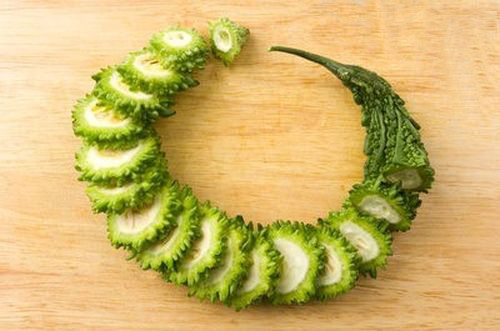 Mặt nạ mướp đắng. Để có làn da trắng mịn bạn có thể tách bỏ mướp đắng, bỏ hạt và ép lấy nước để thoa lên mặt. Những dưỡng chất có trong mướp đắng sẽ nuôi dưỡng và tái tạo làn da mới cho bạn. Tuy nhiên, với tính chất bào mòn da mặt, bạn không đắp loại mặt nạ này quá nhiều vì nó có thể gây tình trạng bong tróc da.