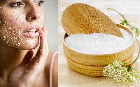 Muối. Nước muối có công dụng diệt khuẩn, nấm mốc trên da và điều tiết chất nhờn. Tuy nhiên bạn cũng nên thận trọng vì nếu rửa mặt bằng nước muối mặn (quá nhiều muối) thì lại không tốt vì có thể khiến da bị khô. Nếu da bạn có hiện tượng mụn nổi lên nhiều hơn sau khi rửa bằng nước muối thì tốt nhất là bạn nên ngưng và thay thế bằng sản phẩm rửa mặt thích hợp với làn da của bạn.