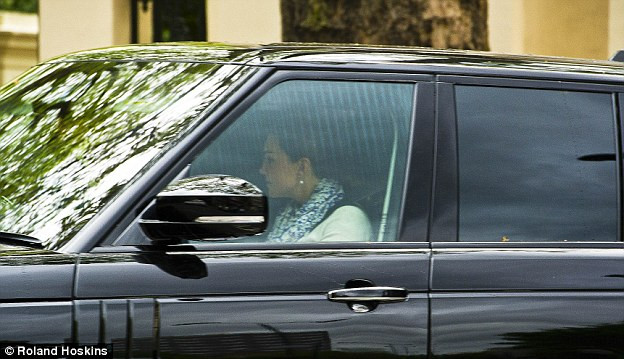 Công nương Kate ngồi cạnh chồng ở hàng ghế đầu trên ôtô khi rời khỏi Điện Kensington.