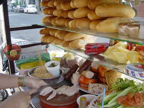 Việc người bán hàng không vệ sinh sạch sẽ dụng cụ đun nấu, không rửa sạch tay khi chế biến, ăn trong môi trường hỗn độn (vỉa hè nhiều người qua lại, chỗ dựng tạm bợ, bẩn thỉu…) dễ khiến bạn mắc các bệnh lây qua đường ăn uống như viêm gan, tả, kiết lị, thương hàn.