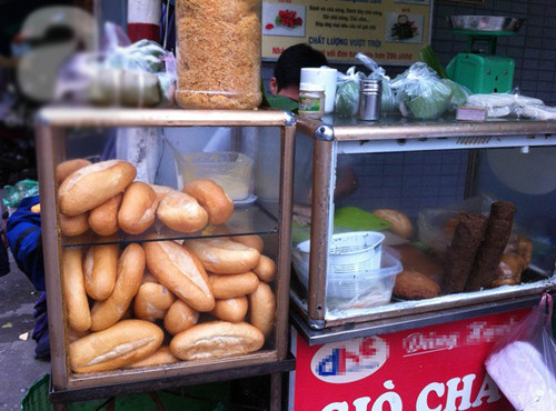Thịt, chả, patê dễ bị ôi thiu trong mùa nắng nóng oi bức, tương để lâu ngày, không lau chùi phần thừa trên nắp dễ sinh nấm mốc.