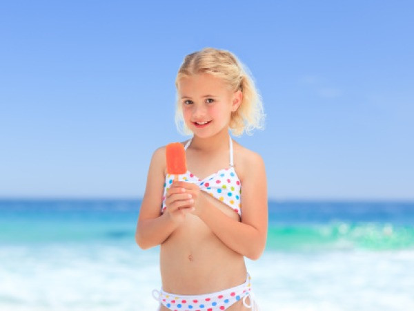 Sử dụng kem chống nắng cho trẻ có chỉ số SPF 15 và áp dụng nó ít nhất 20 phút trước khi cho trẻ tiếp xúc với ánh nắng mặt trời. Nếu trẻ đi tắm biển hoặc đi bơi, nên áp dụng kem chống nắng chống nước trước khi xuống nước 15-30 phút.