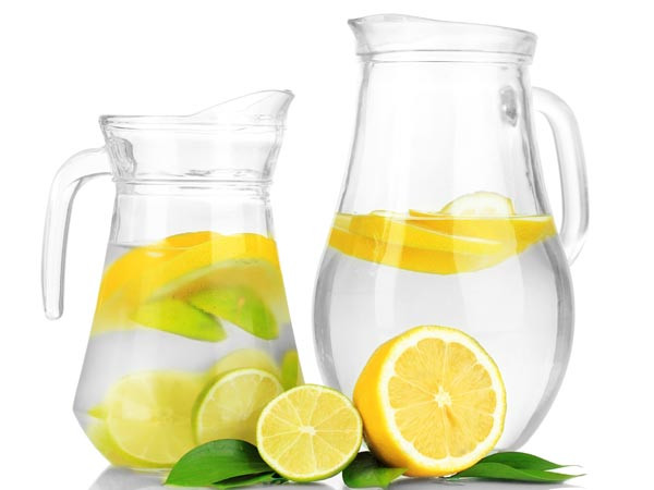 Uống nước chanh và nước hoa quả. Những loại nước nói trên vừa giúp trẻ giải khát, đồng thời bổ sung lượng nước cần thiết cho cơ thể.