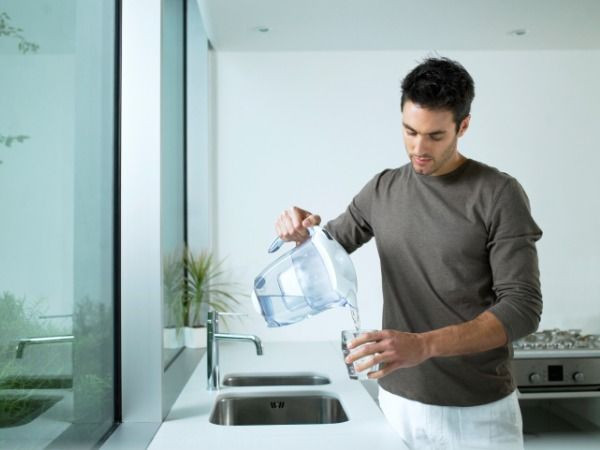 Uống nhiều nước. Nhiệt độ cao vào mùa hè dễ gây mất nước dẫn đến suy nhược cơ thể cho trẻ. Do vậy, điều quan trọng là phải đảm bảo cơ thể trẻ đủ nước, nên cho trẻ uống 8-10 ly nước mỗi ngày kể cả không khát.