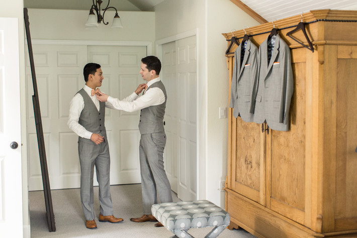 Áo vest màu xám, một trong 2 màu chủ đạo của đám cưới.
