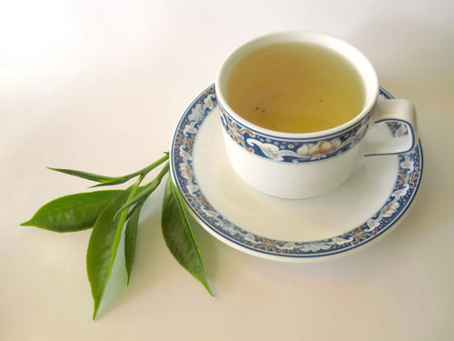Trà xanh. Uống nước trà xanh có tác dụng thanh lọc cơ thể từ bên trong. Ngoài ra, trà xanh còn có khả năng kháng khuẩn, làm sạch cặn bã và các chất bụi bẩn bám vào lỗ chân lông - 'thủ phạm' gây nên mụn trứng cá.