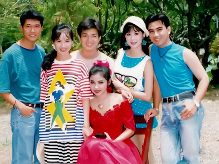 Nữ diễn viên luôn nổi bật trong các bức ảnh chụp cùng bạn bè.