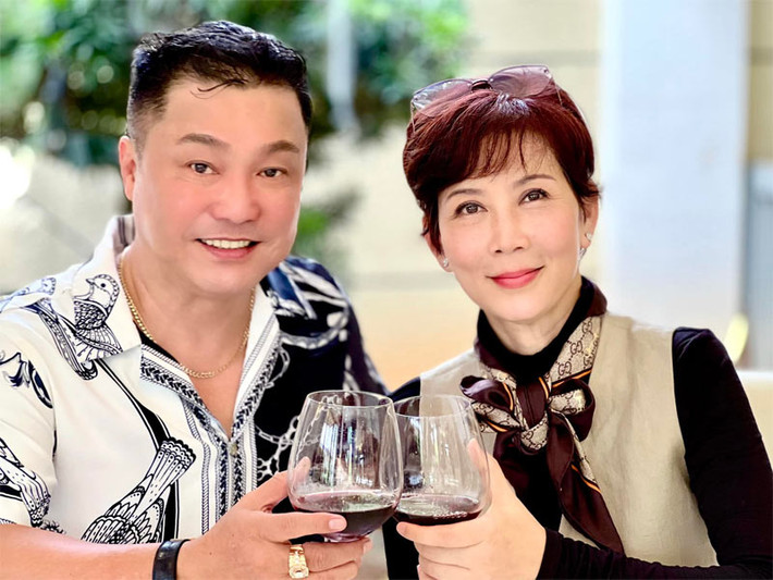Mới đây, Diễm Hương và Lý Hùng hội ngộ sau 30 năm mất liên lạc. Ngoại hình trẻ trung của Diễm Hương khiến nhiều khán giả bất ngờ.