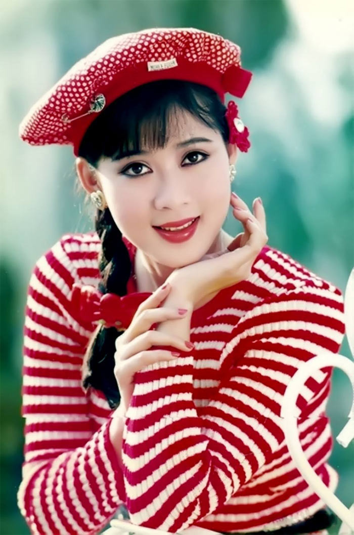 Người đẹp sinh năm 1970 sở hữu khuôn mặt tròn, đôi mắt ướt, làn da trắng mịn, nụ cười hiền và vóc dáng đẹp.