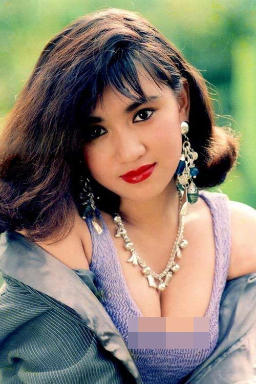 Y Phụng tên thật là Nguyễn Mỹ Thể, sinh năm 1979 tại Sài Gòn. Là con gái của hai nghệ sĩ cải lương gạo cội Minh Phụng và Kiều Tiên. Năm 15 tuổi, Y Phụng bắt đầu sự nghiệp ca hát và nhanh chóng nổi tiếng nhờ phong cách gợi cảm, bốc lửa. (Ảnh: Vietnamnet)
