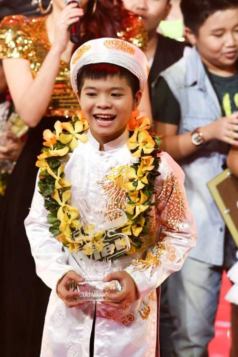 Năm 2013, cậu bé 12 tuổi Quang Anh vượt qua Phương Mỹ Chi trở thành quán quân Giọng hát Việt nhí mùa đầu tiên. (Ảnh: FBNV)
