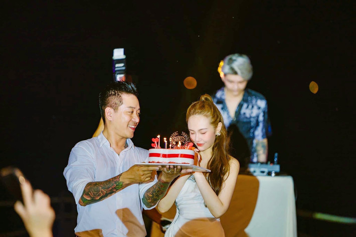 Ở tuổi 32, vợ Tuấn Hưng nhận được nhiều lời khen ngợi về nhan sắc ngày càng trẻ trung, gợi cảm.