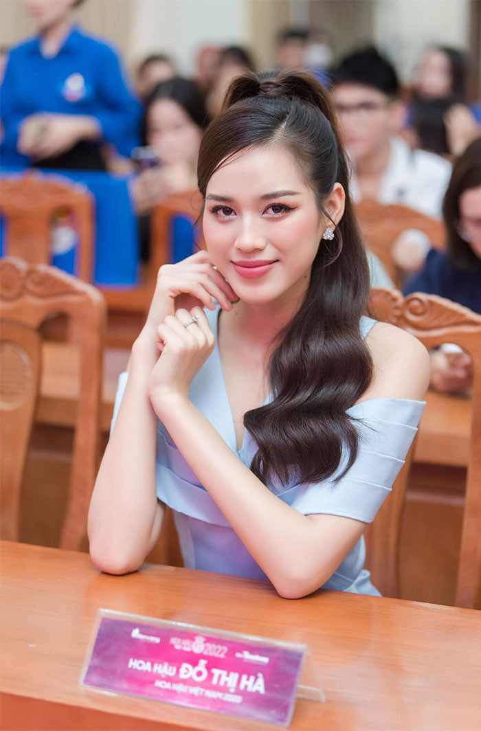 Khuôn mặt, vóc dáng không thay đổi kể từ khi đăng quang nhưng cô gái đến từ Thanh Hóa lại được khen xinh đẹp hơn nhờ thần thái ngày càng tự tin.
