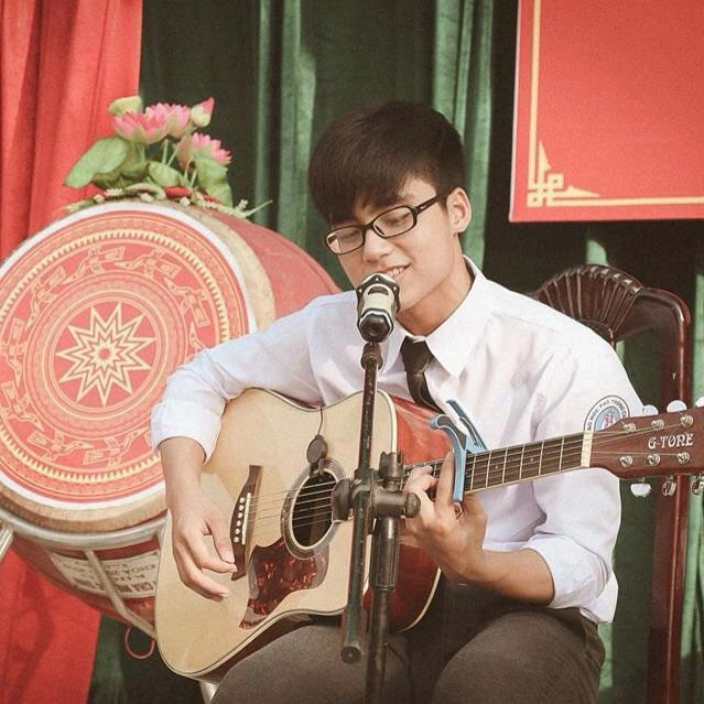 Việt Hoàng đam mê ca hát giống anh trai nên ngay từ khi còn học phổ thông, chàng trai sinh năm 2000 đã là một cây văn nghệ của trường THPT chuyên Thái Bình.