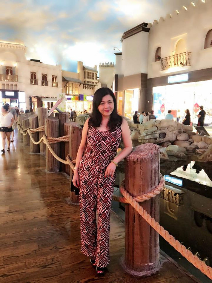 Phong cách thời trang giản dị nhưng trẻ trung là một trong những yếu tố giúp bà Vương Nga trẻ hơn so với tuổi thật.