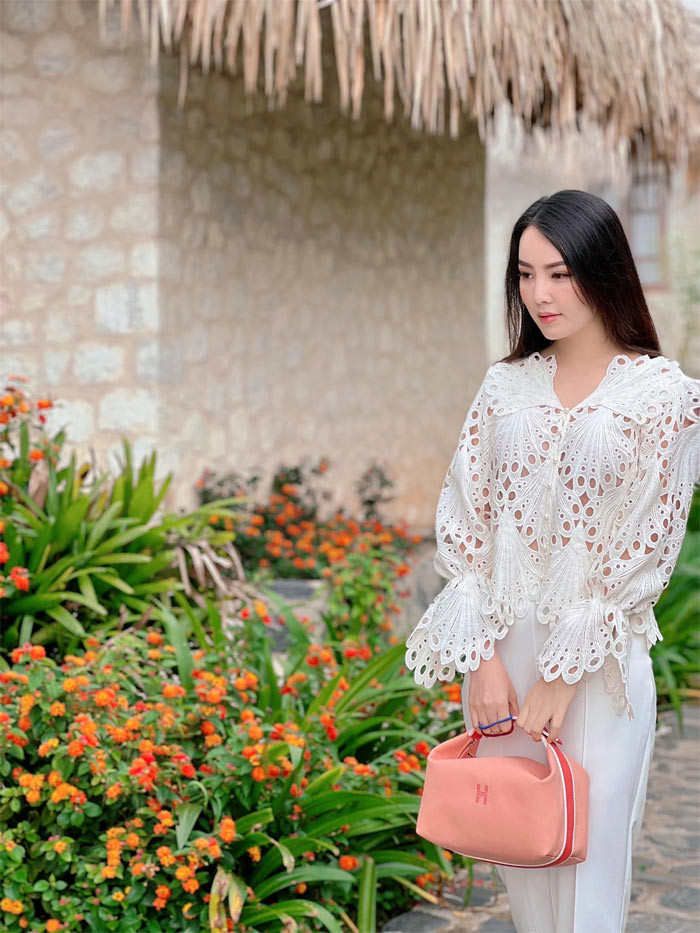 Ở tuổi 36, đã qua một lần sinh nở, nhưng từ dáng vóc, làn da, vẻ trẻ trung của nữ MC VTV luôn khiến người đối diện phải xuýt xoa.