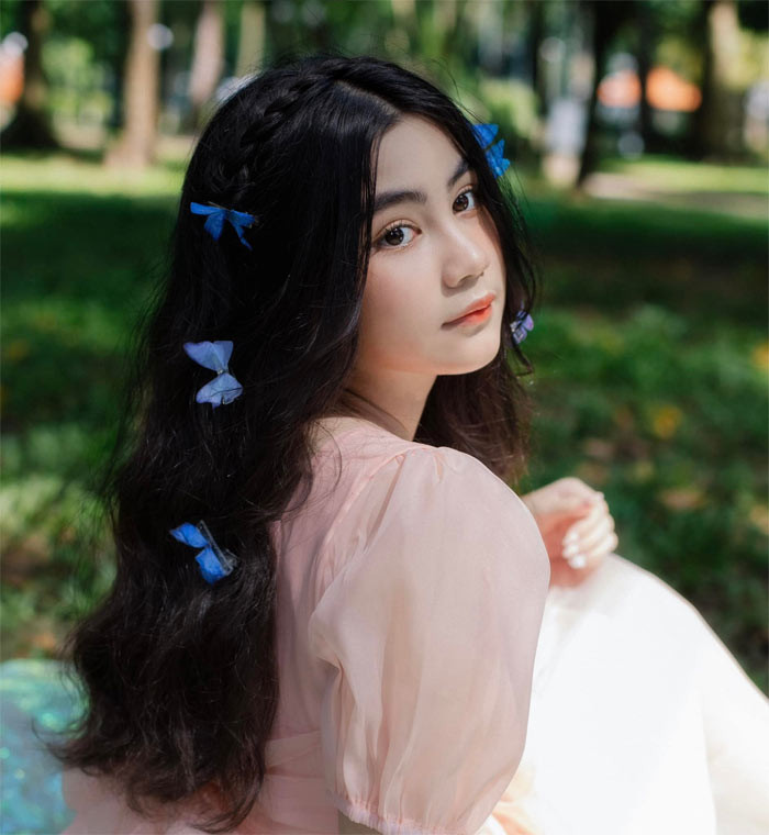 Mới 14 tuổi nhưng Hạt Dẻ đã cao tới 1m70. Càng lớn con gái út càng giống bố Quyền Linh.