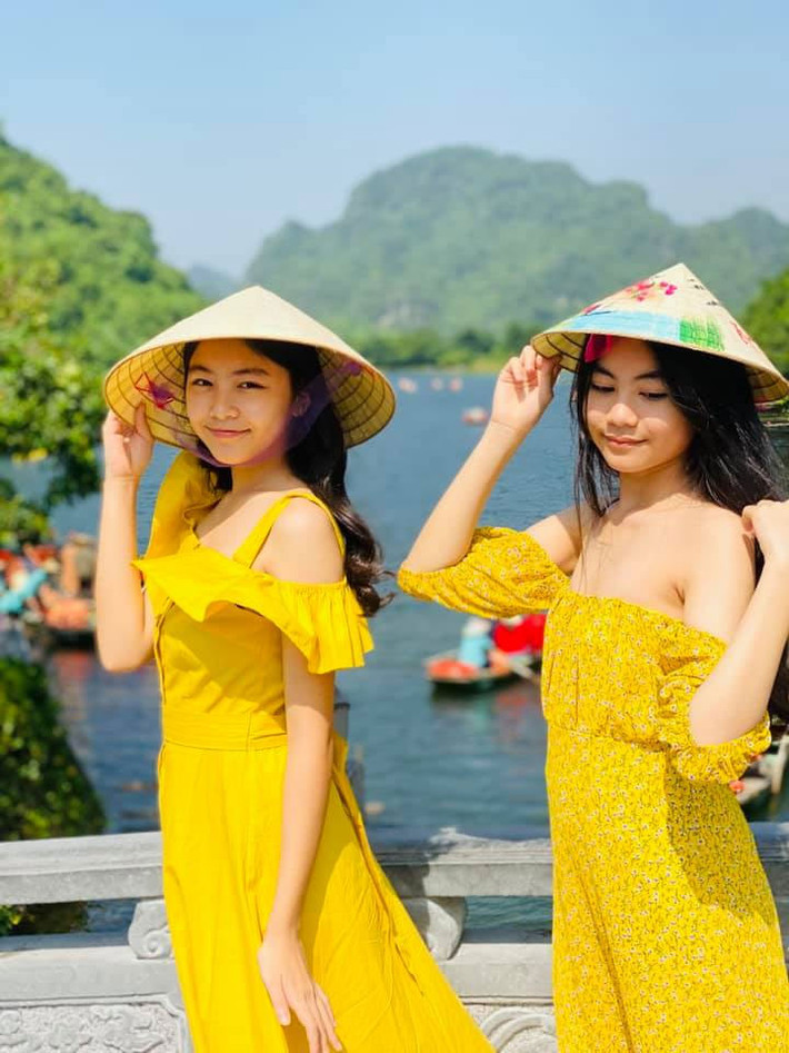 Lọ Lem và Hạt Dẻ đang theo học tại một trường quốc tế và có thành tích học tập rất tốt.
