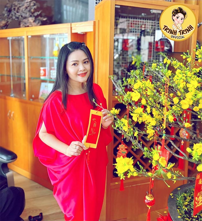 Vợ ba của nghệ sĩ Kim Tử Long lớn lên trong một gia đinh có truyền thống nghệ thuật. Cô là con gái của nghệ sĩ Xuân Yến, Hữu Cảnh, cháu ruột NSND Thanh Tòng và chị họ của NSƯT Quế Trân.