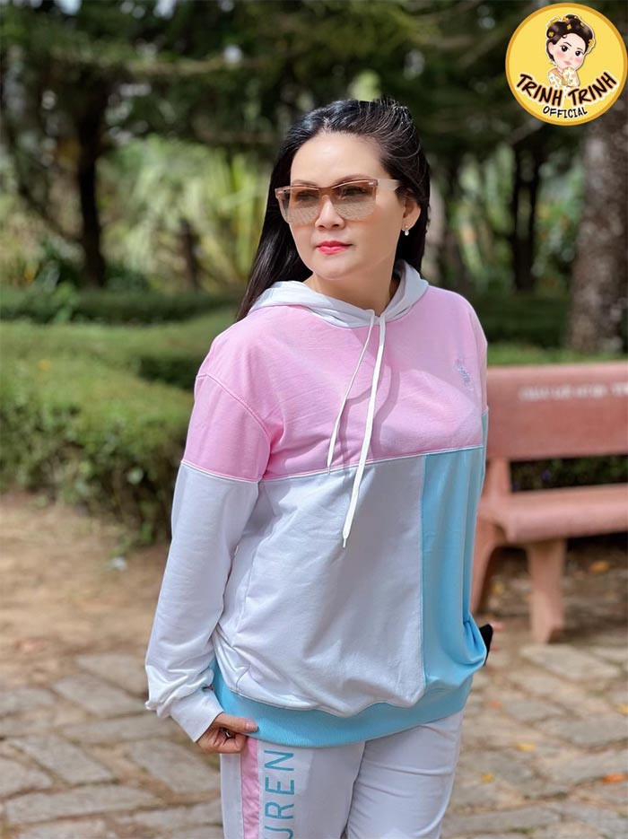 Trong gia đình, Kim Tử Long để vợ làm tay hòm chìa khoá, quản lý toàn bộ các nguồn thu nhập của hai vợ chồng.