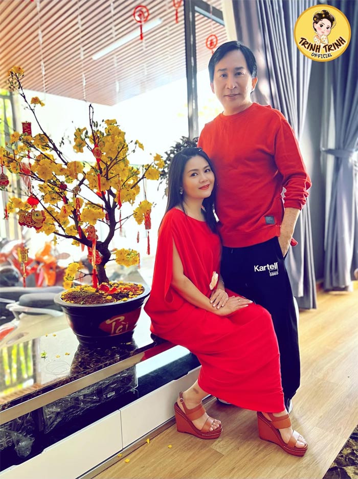 Khi nhận lời làm vợ Kim Tử Long, Trinh Trinh đã bị nhiều người đàm tiếu rằng cô lấy nam nghệ sĩ vì anh giàu có và nổi tiếng.