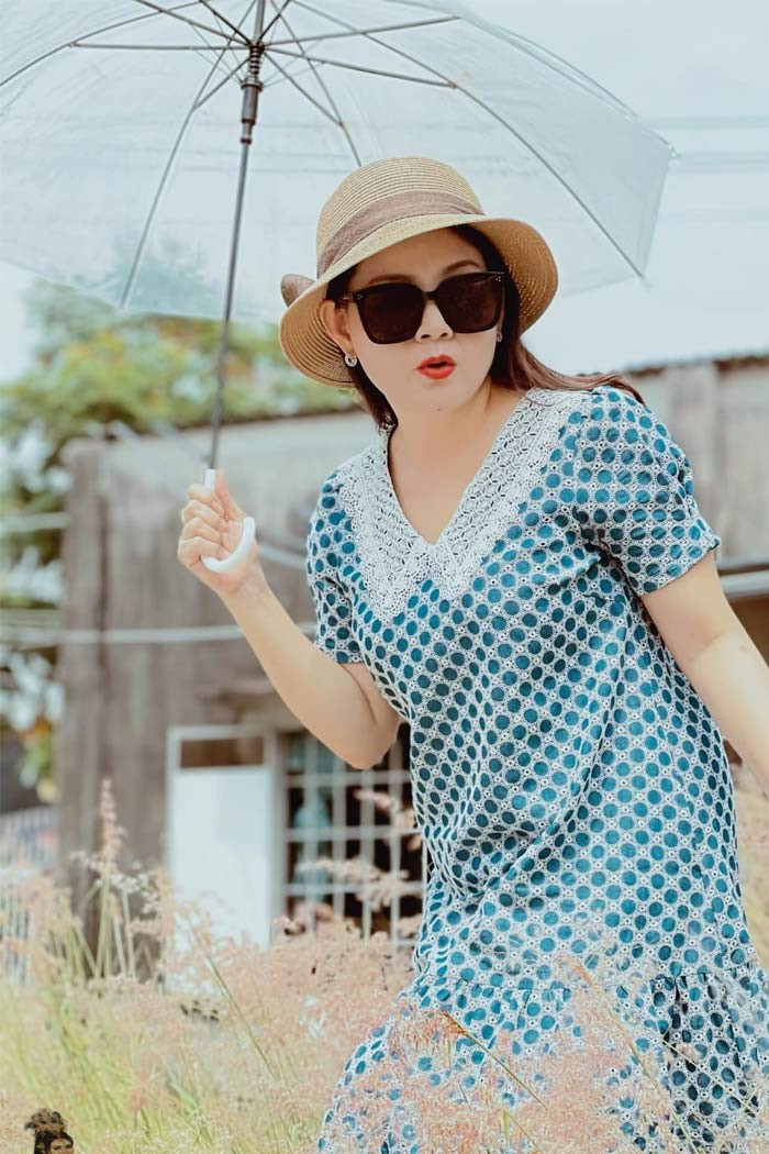Vợ ba NSƯT Kim Tử Long thường chọn cho mình những chiếc váy trẻ trung để "ăn gian" tuổi.