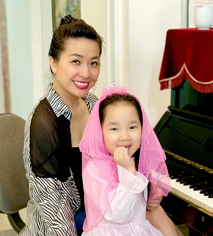 Vừa làm công tác giảng dạy tại Học viện Âm nhạc Quốc gia, hơn 10 năm nay ca sĩ Thùy Dung cùng chồng mở trung tâm đào tạo âm nhạc cho mọi đối tượng.