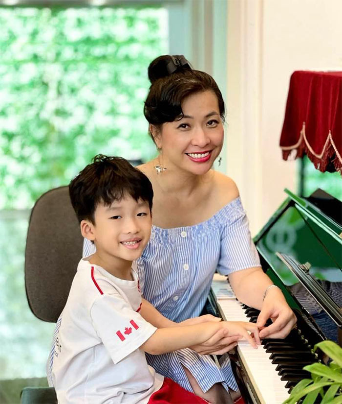 Với tài năng ca hát và đàn piano, Thùy Dung từng là một ca sĩ nhạc nhẹ nổi tiếng một thời. Tuy nhiên, nhiều năm trở lại đây, nữ ca sĩ sinh năm 1973 rời xa sân khấu, dành thời gian cho công việc dạy nhạc.