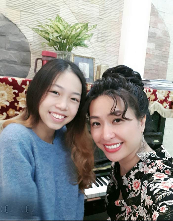 Vóc dáng của cô cũng không thay đổi là mấy so với thời còn là cô ca sĩ trẻ nổi tiếng. Nữ ca sĩ chia sẻ, cô luôn "chỉn chu từ trang phục tới phụ kiện mỗi khi lên lớp vì muốn xây dựng hình ảnh một giáo viên âm nhạc thật đẹp trong mắt phụ huynh và học sinh".