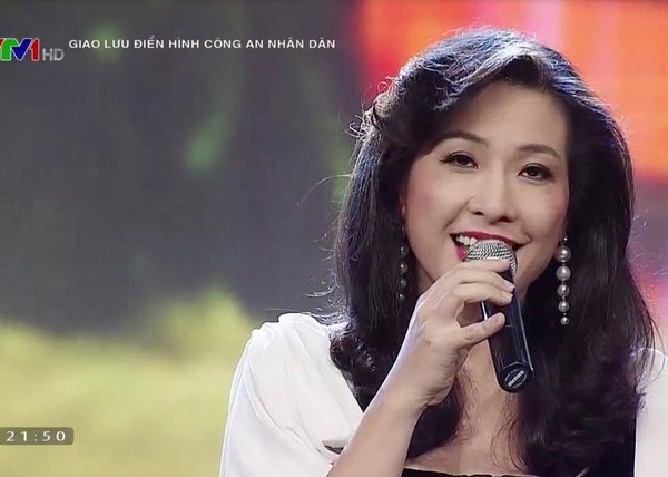 Năm 18 tuổi Thùy Dung giành giải Nhì cuộc thi “Đơn ca nhạc nhẹ toàn quốc lần thứ 2” (Thanh Lam đoạt giải đặc biệt, Hồng Nhung và Mỹ Hạnh đoạt giải Nhất).
