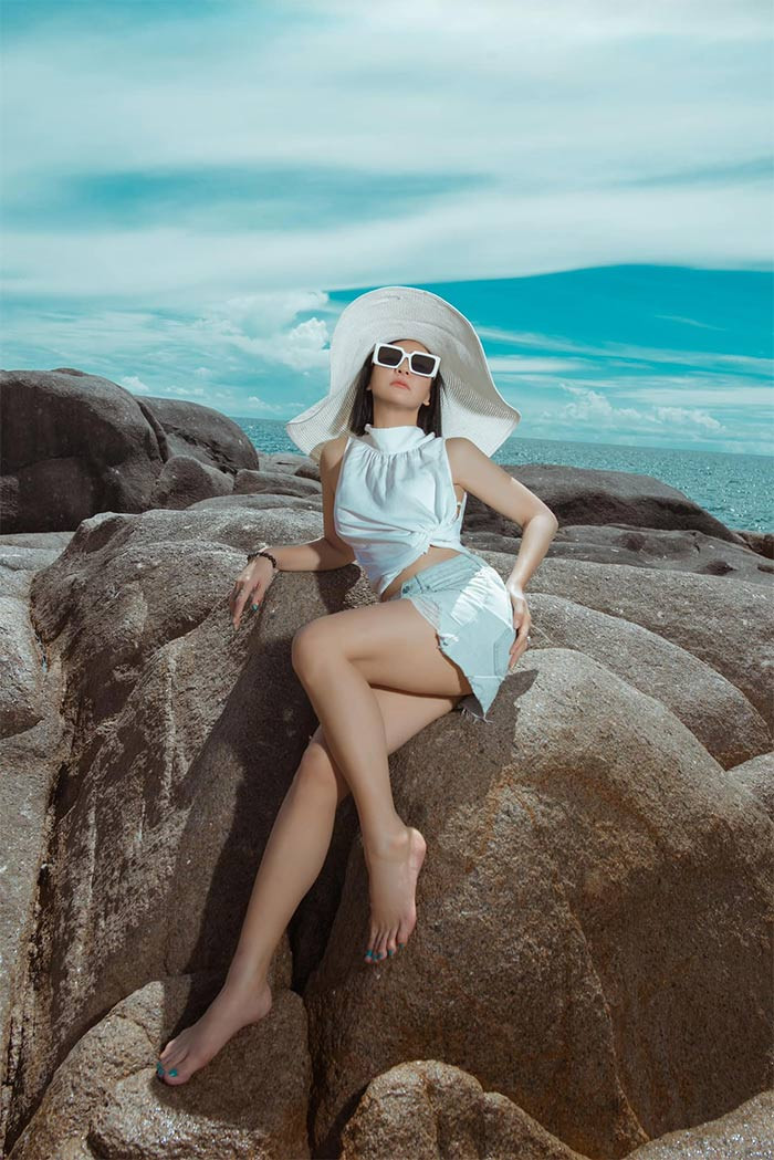 Sau hơn 1 năm chia tay tình trẻ Kiều Minh Tuấn, Cát Phượng được khen ngày càng trẻ trung hơn.