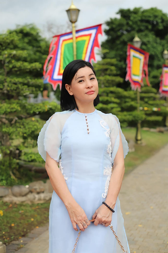 Trang phục nhã nhặn, cách trang điểm nhẹ nhàng giúp Cát Phượng tươi trẻ hơn so với trước.