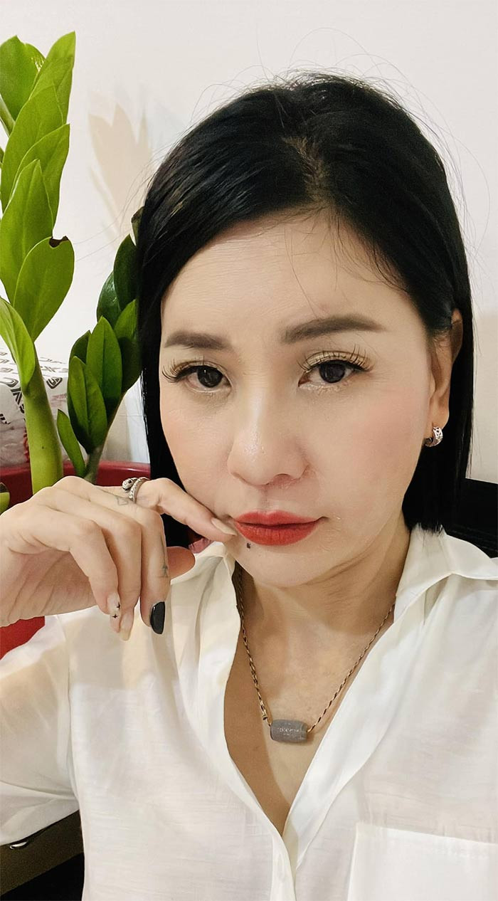 Nữ diễn viên 52 tuổi trẻ trung hơn nhờ cách chọn trang phục, trang điểm và để tóc.