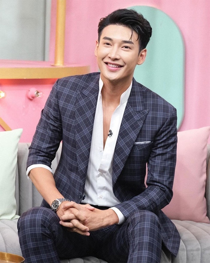 Nụ cười ngọt ngào của nam chính trong MV "Em buông" của Hương Giang đốn tim nhiều fan nữ.