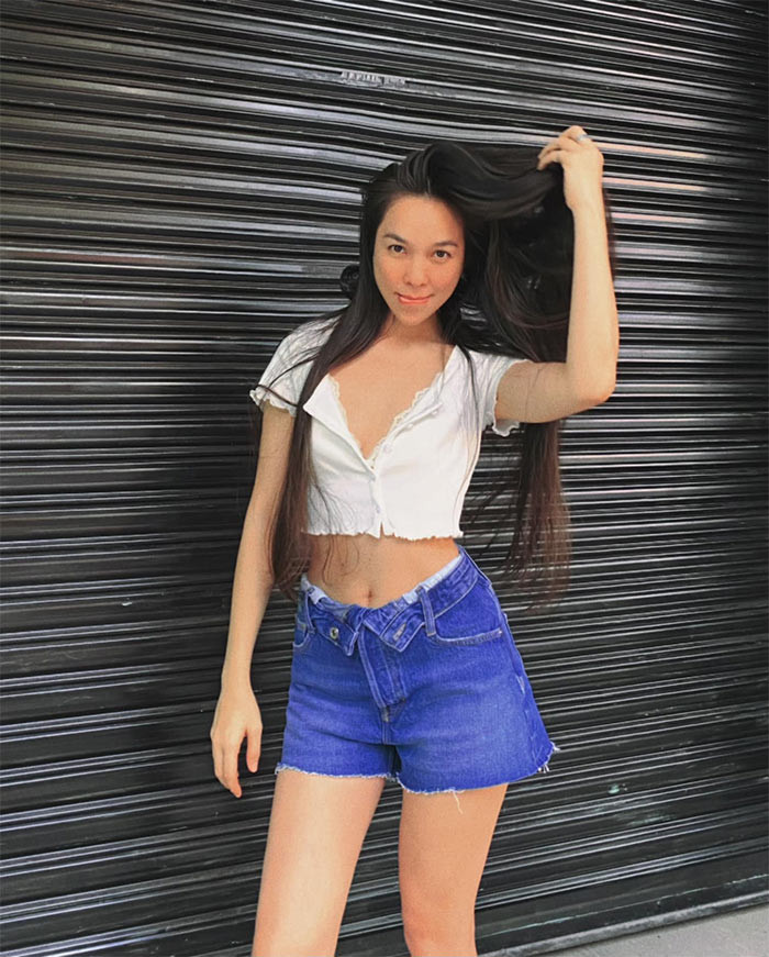 Quần short jeans, crop top trắng, giầy thể thao cùng màu áo, chỉ cần vậy thôi, Hiền Thục đã "biến hóa" thành cô thiếu nữ trẻ trung.